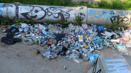 833826 Afbeelding van een stapel lege drankblikjes en -flesjes op het skatepark De Yard 2.0, op het terrein van het ...